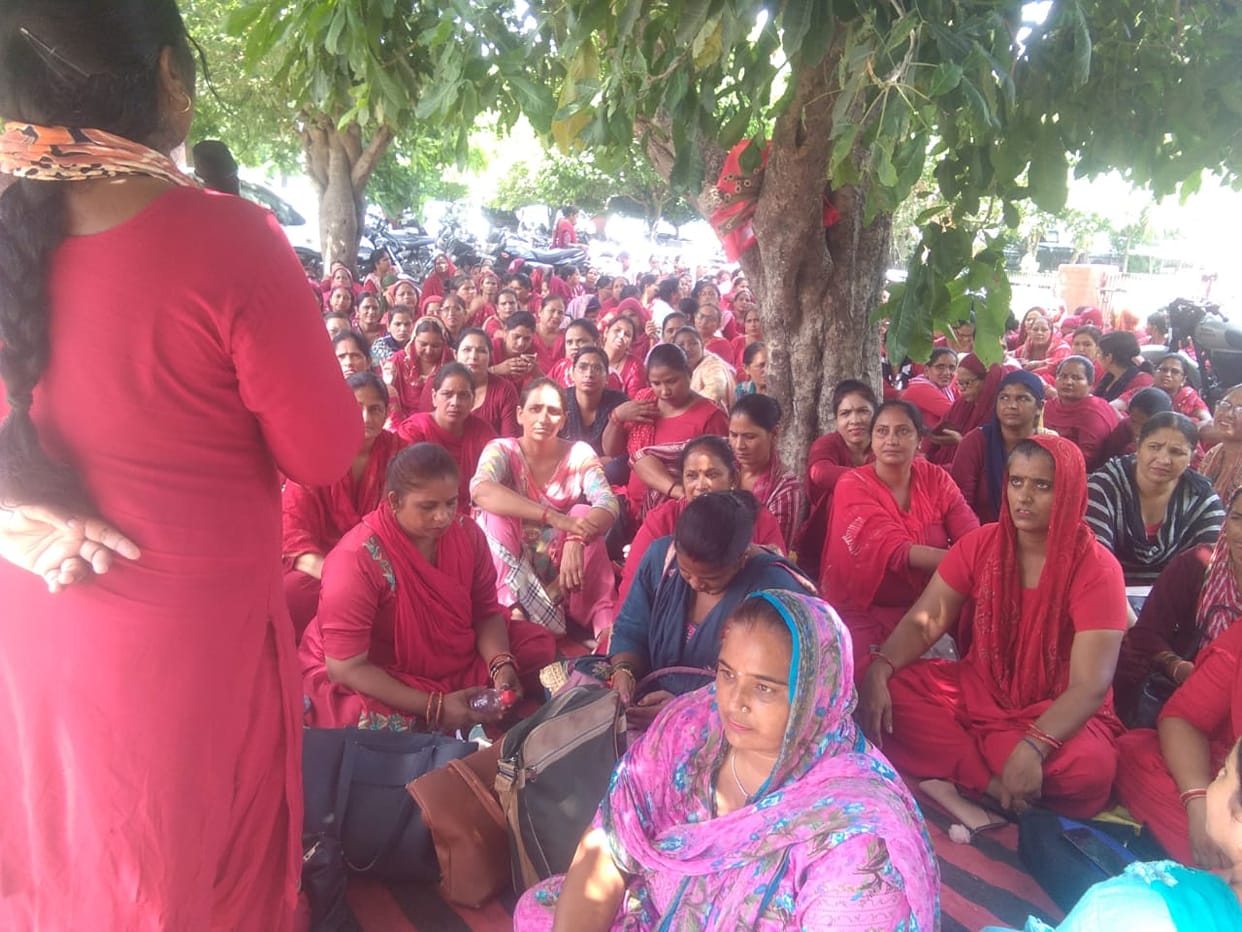 ASHA workers roared in support of their demands, continued the strike