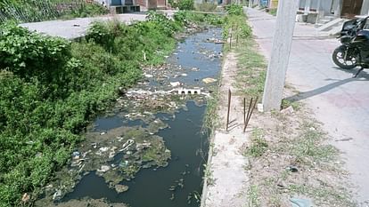 Dead body of young man found in drain in Firozabad Police trying to identify young man