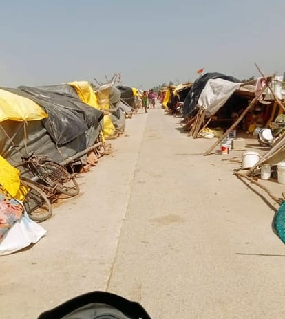 Due to low water level people turned towards their homes, some still settled on the embankment