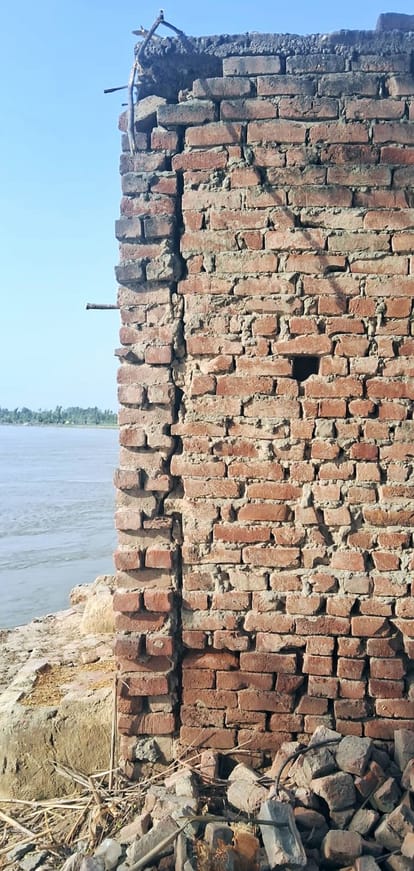 Cracks in pucca houses, fear of falling