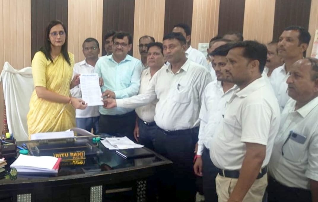 Lawyers hold strike, protest against Hapur case