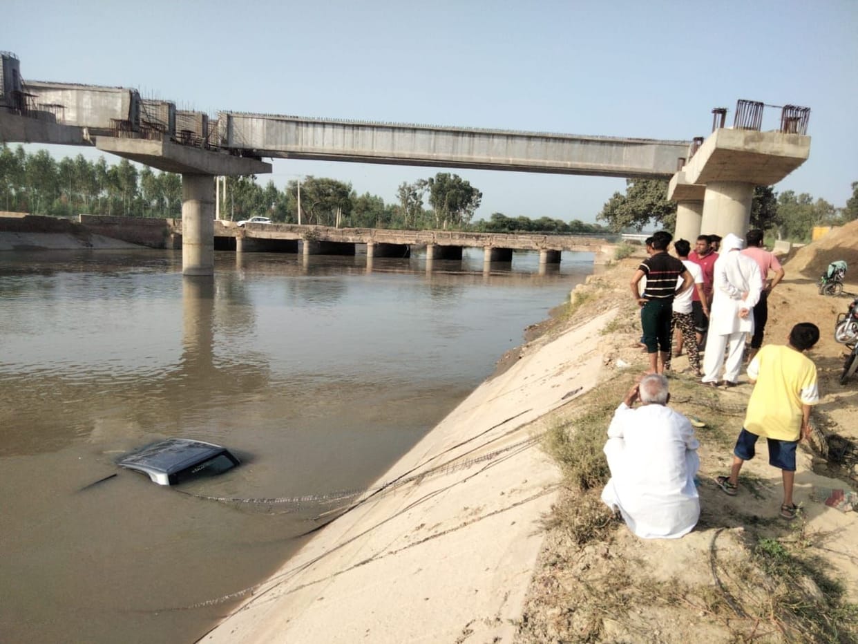 Uncontrolled car fell into the canal, villagers saved the couple