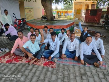 Lawyers staged a dharna in Jaji premises in protest against the Hapur incident.