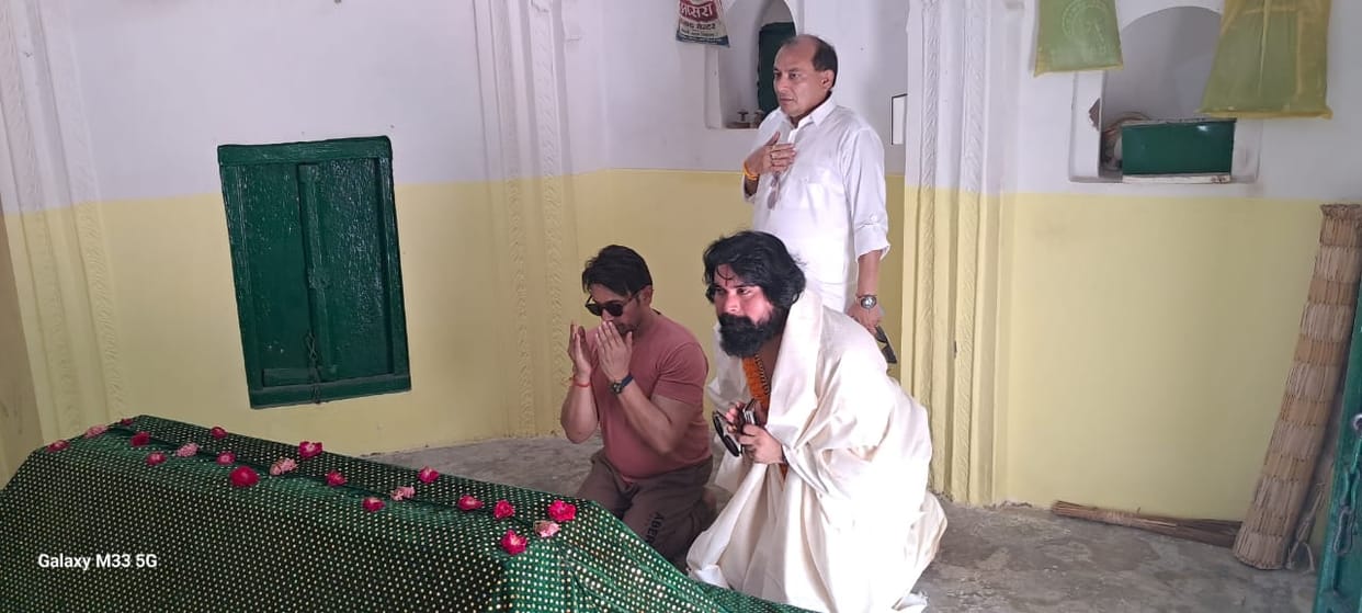 Each couplet of Kabir's Bijak is a book