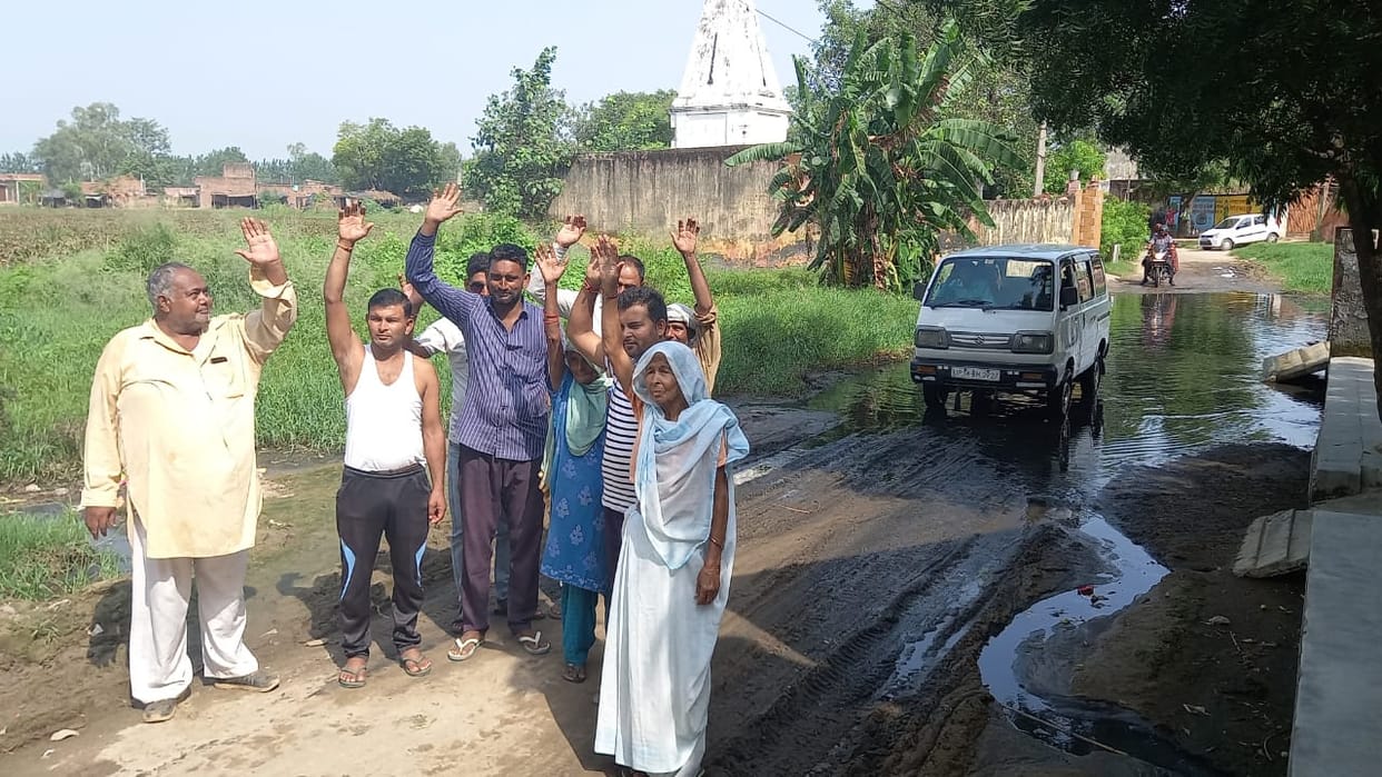 Villagers troubled by waterlogging in village Khedi Sarai demonstrated