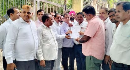 Advocates shouted in protest against lathi charge in Hapur