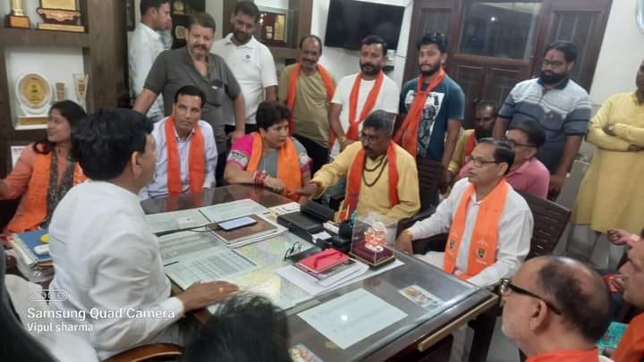Hindu leaders raised slogans at the residence of the Minister of State.