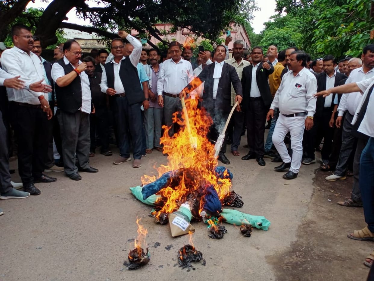 Lawyers burnt effigies of Chief Secretary and DGP