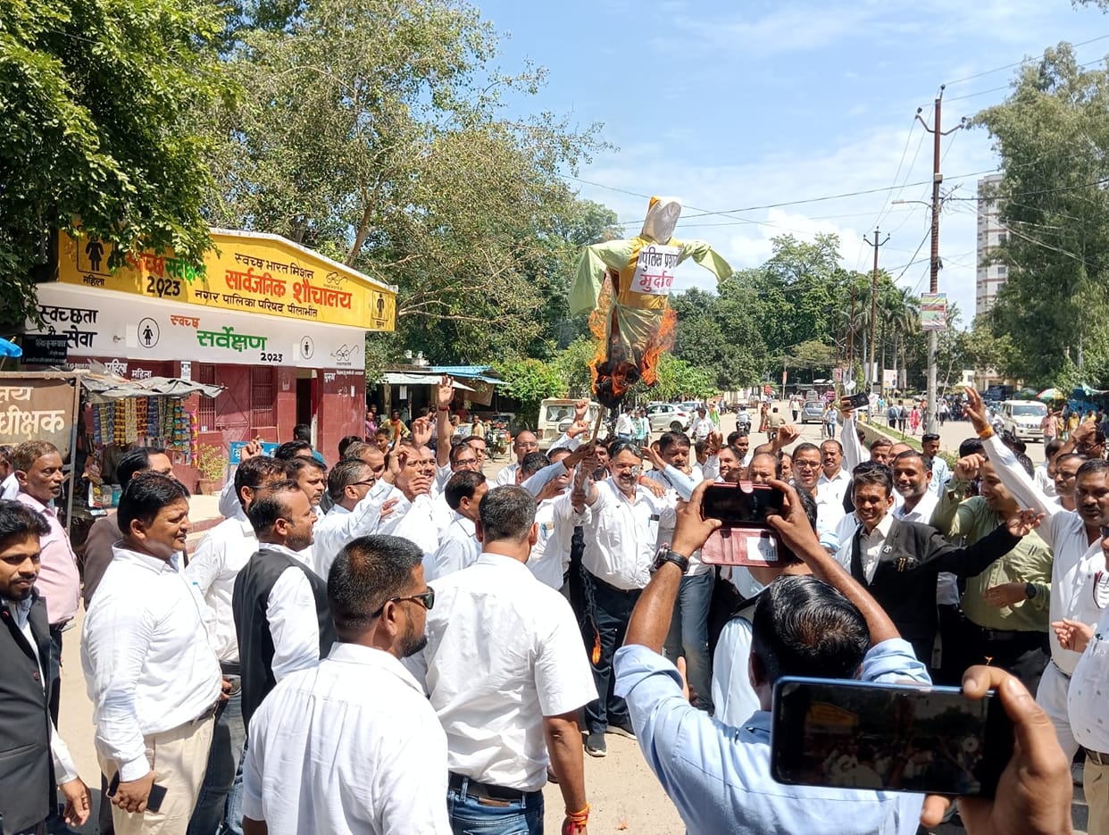 The anger of the lawyers is not stopping, the effigy of the principal secretary and the DGP is burnt