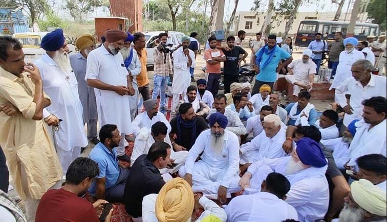 Farmers surrounded sub division office, said if solution is not given then they will put up a solid front.