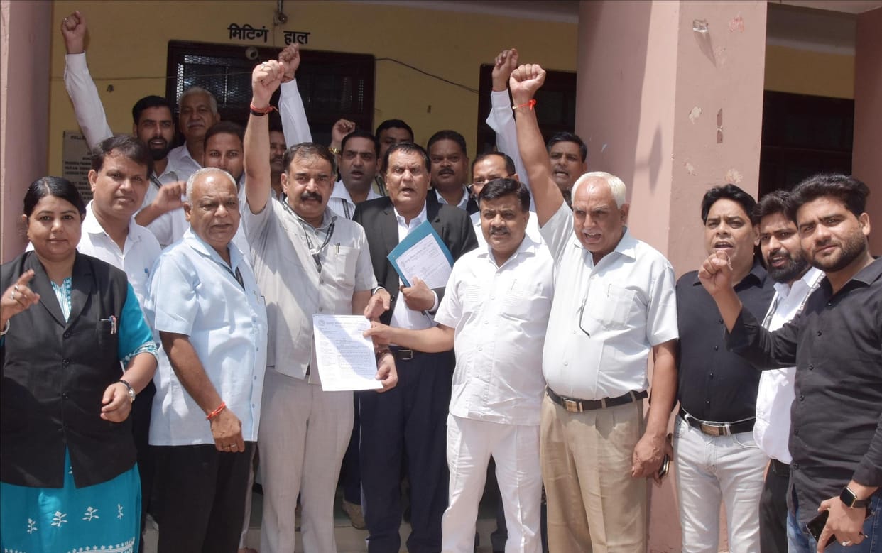 Lawyers on strike, 800 cases affected, got date again