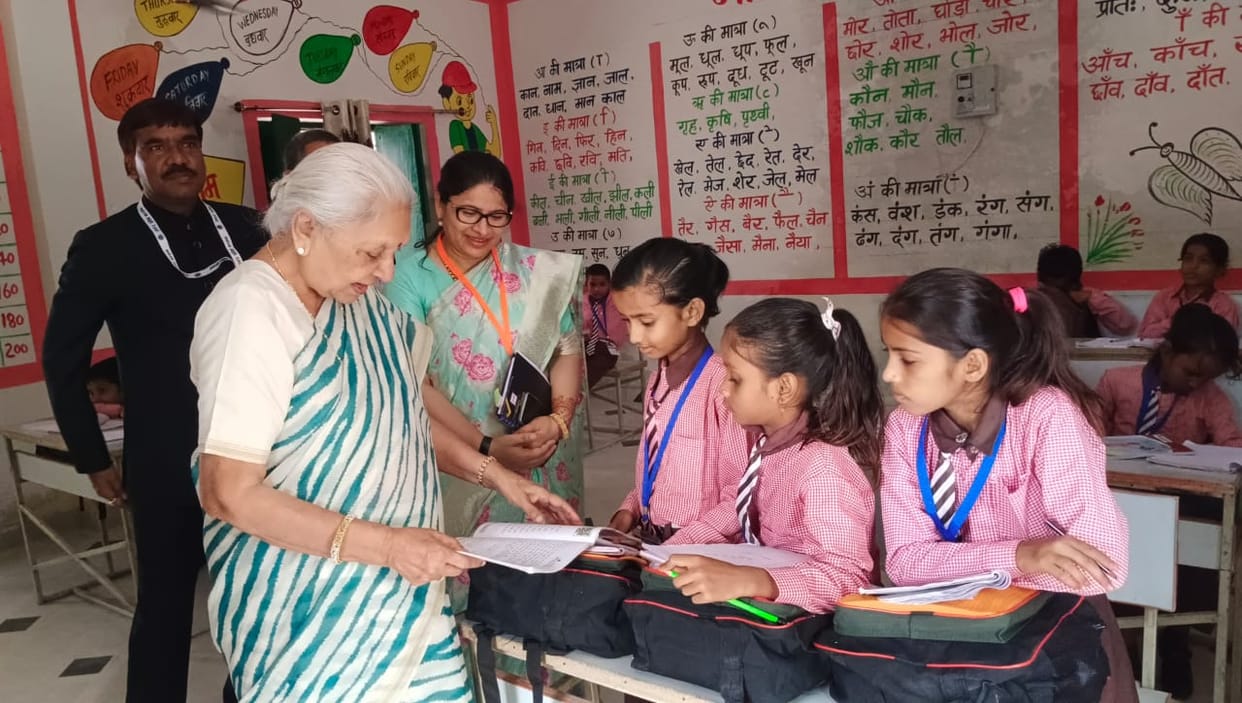 His Majesty asked questions to the children