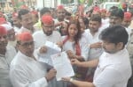 प्रदर्शन के दौरान ज्ञापन देते सपा कार्यकर्ता। 