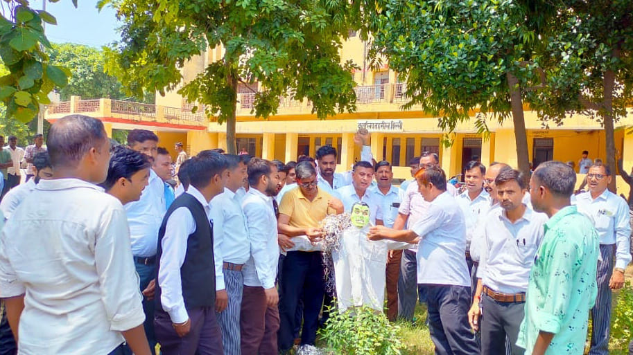 Lawyers burnt effigy of police