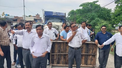 Lawyers protested against the police by blocking