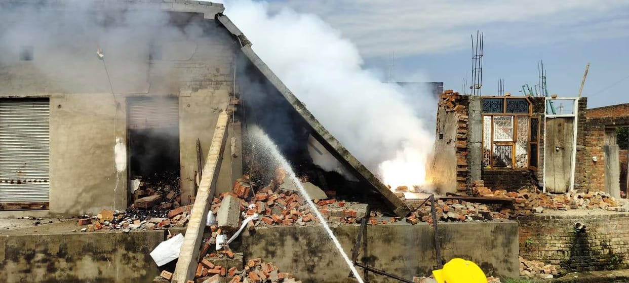 Explosion in illegal cracker godown in Budhana, house's lenter broken, walls collapsed
