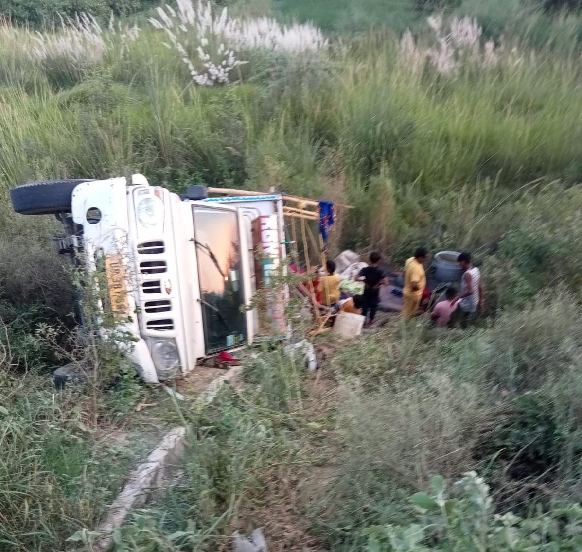 Vehicle overturned due to tire burst, 15 injured devotees remained lying outside the hospital for three hours