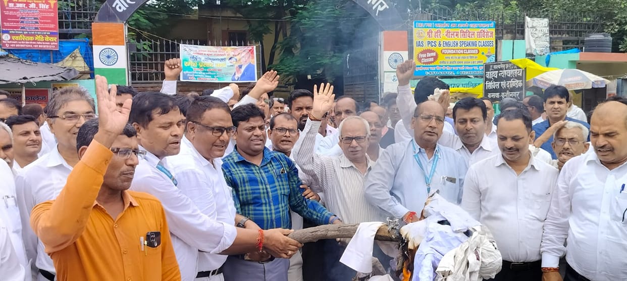 Advocates burnt the effigy of Chief Secretary and DGP