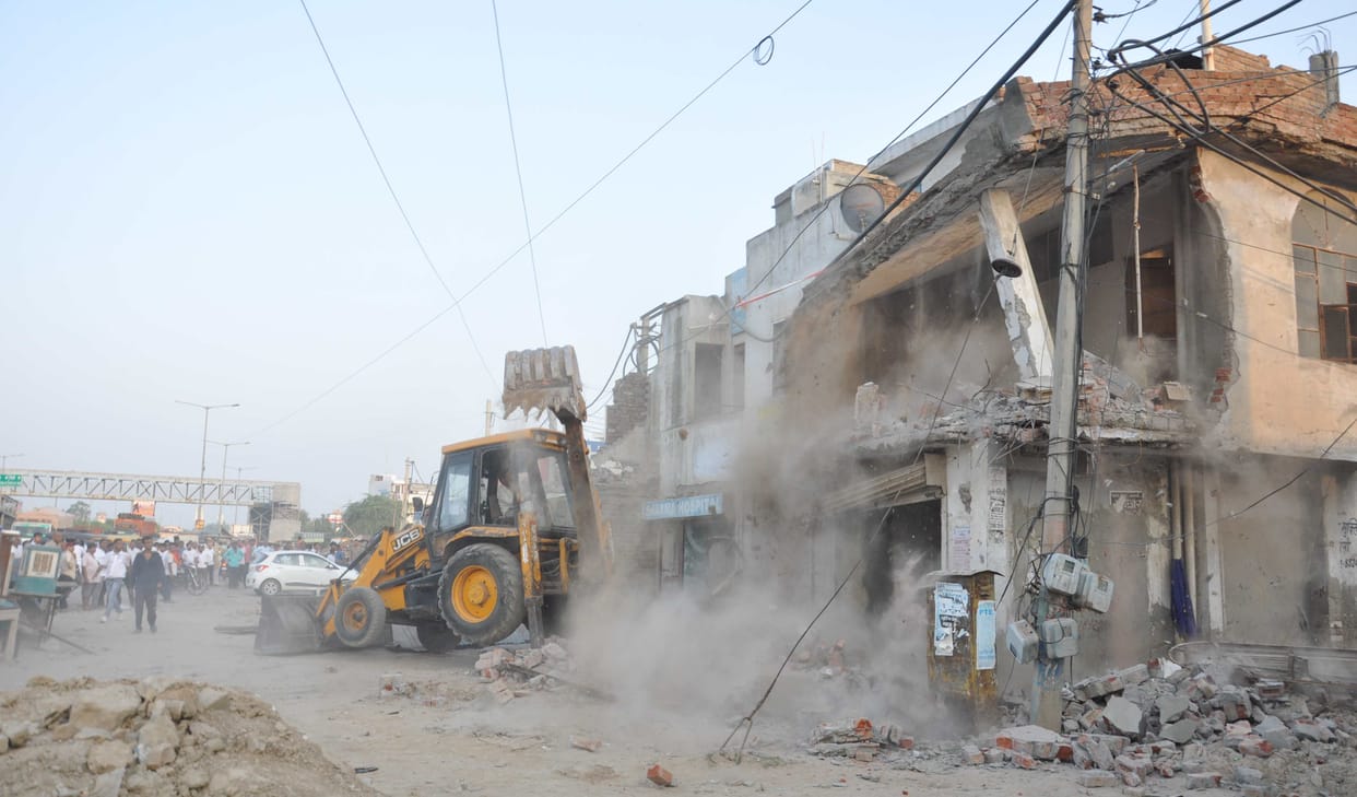 Clash between officials and shopkeepers over demolition of illegal construction in front of Cantt, stone pelting on JCB