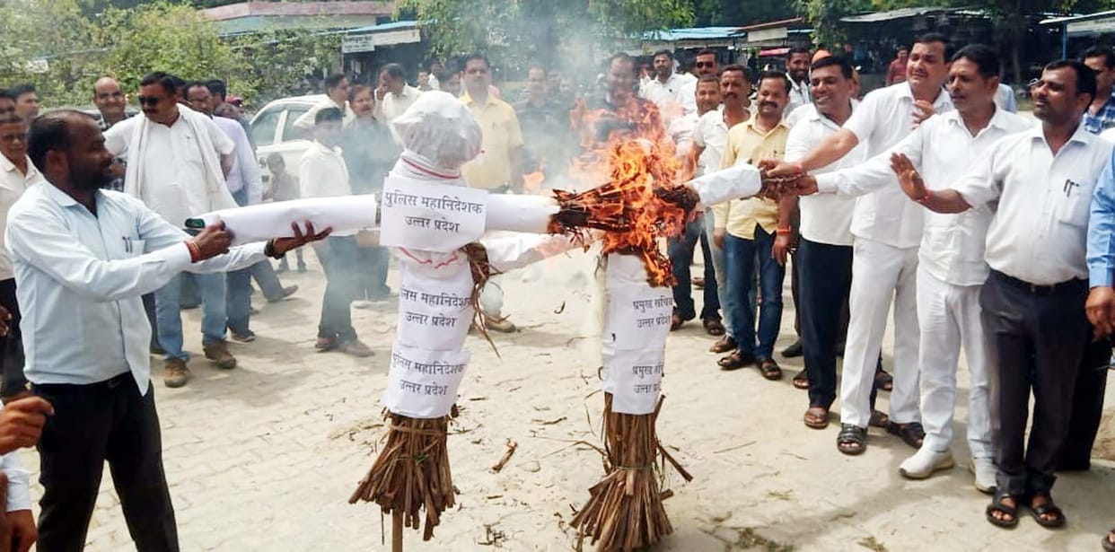 Effigies burnt in protest against lathi charge in Hapur