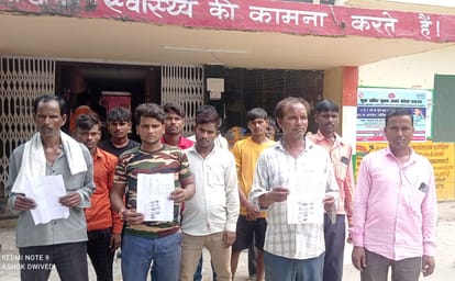 Children broke the pot and danced to get applause.