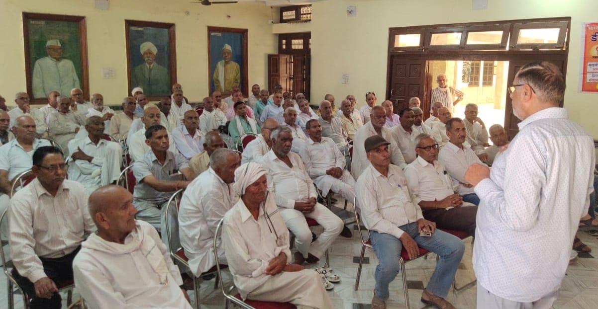 DTC retired employees union opened front against Kejriwal government