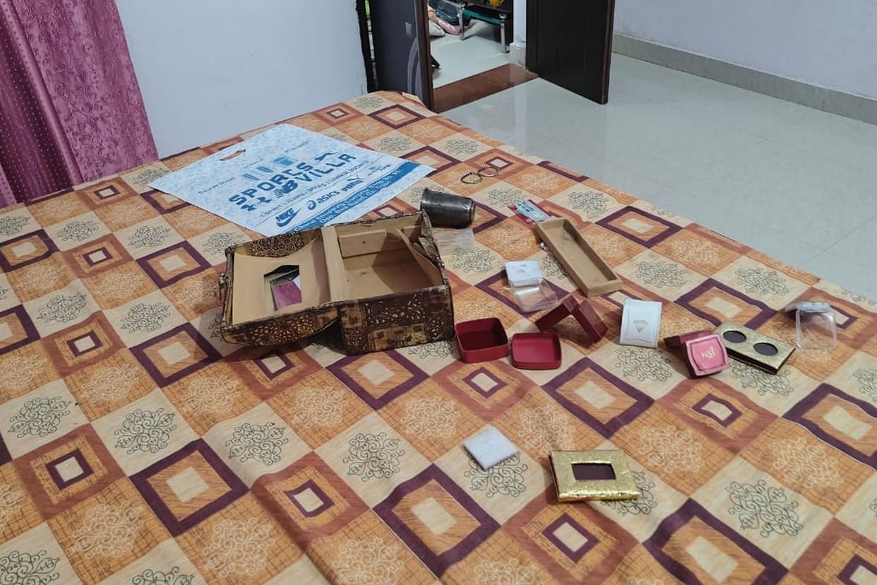 Subedar's wife had gone to her parents' house on duty, thieves searched the house