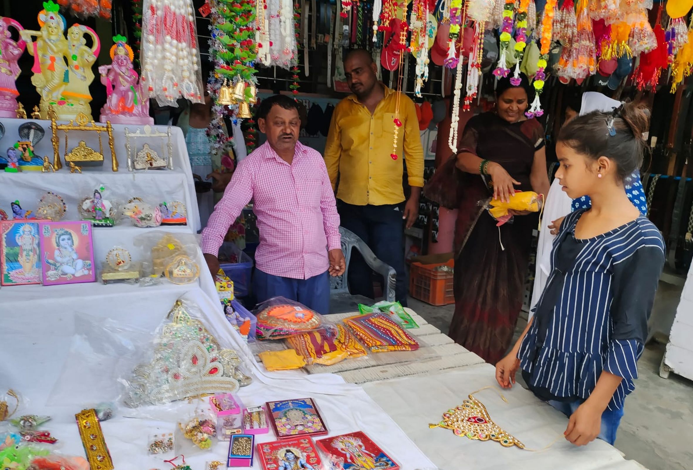 Shri Krishna Janmashtami Today, Decorated Temples And Markets Buzzing - Amethi News - Amethi News:श्रीकृष्ण जन्माष्टमी आज, सजे मंदिर-बाजार गुलजार