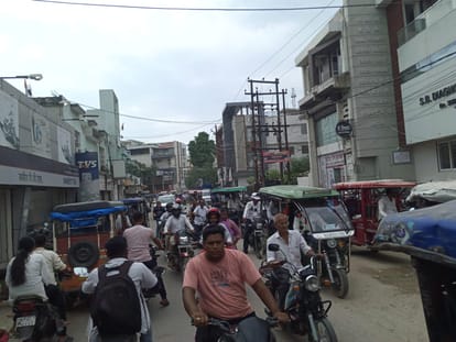 Traffic jam due to bad condition of roads