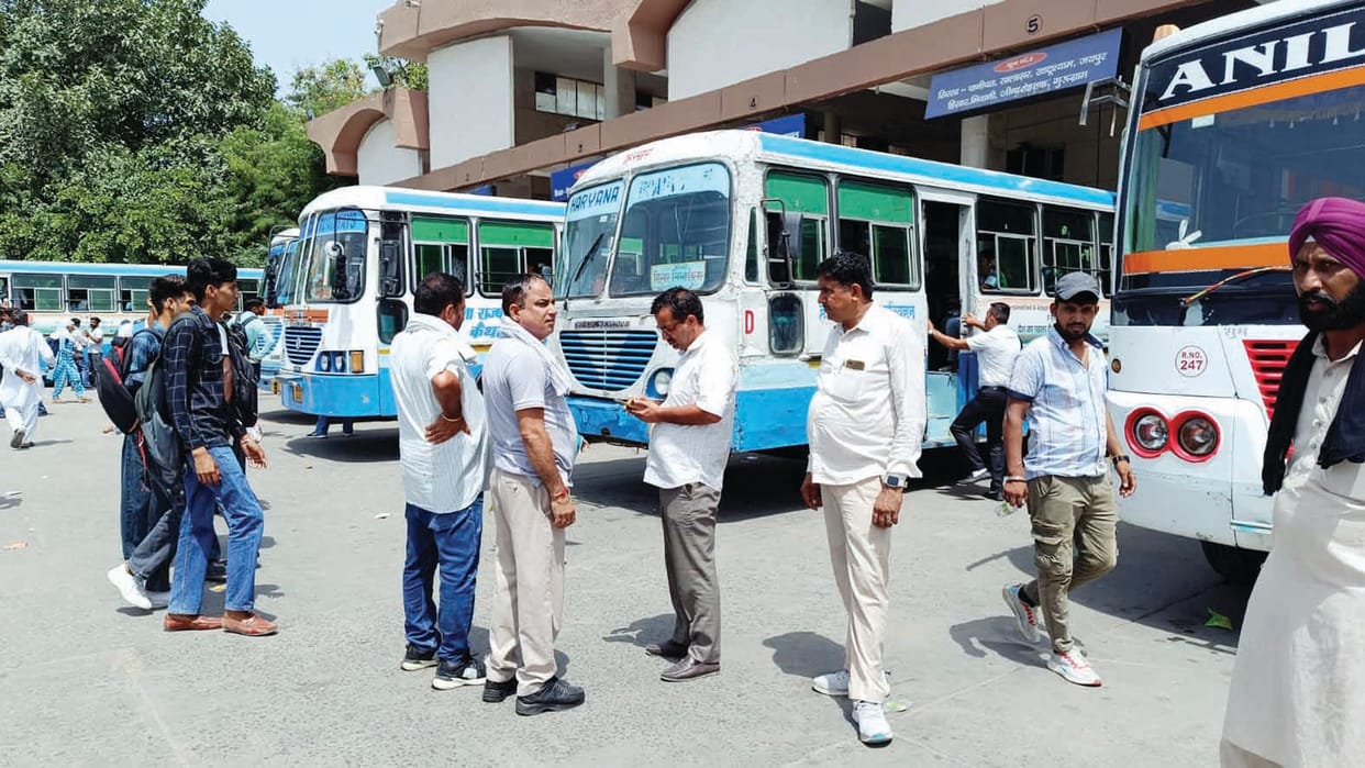 Roadways buses and private vehicles will not be able to go to Delhi from today till 10, trains will also remain canceled