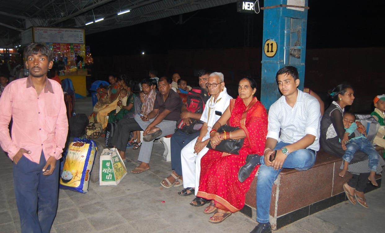 Passengers kept wandering due to cancellation of trains, started catching buses