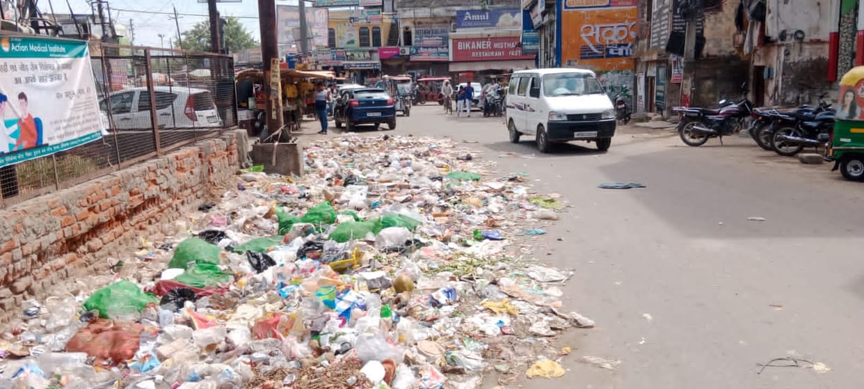 Strike of sanitation workers continues, intersections littered with filth