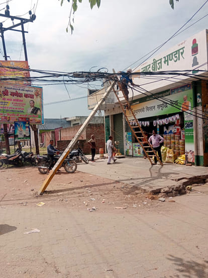 Pole broken due to collision with truck, water supply halted for ten hours