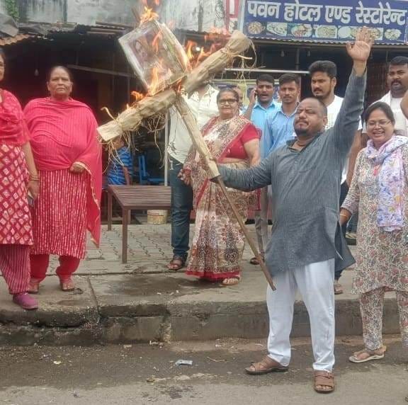 BJP workers enraged by indecent remarks on children, burnt effigy