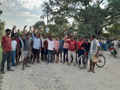 Demonstration against the contractor for incomplete road construction for one year