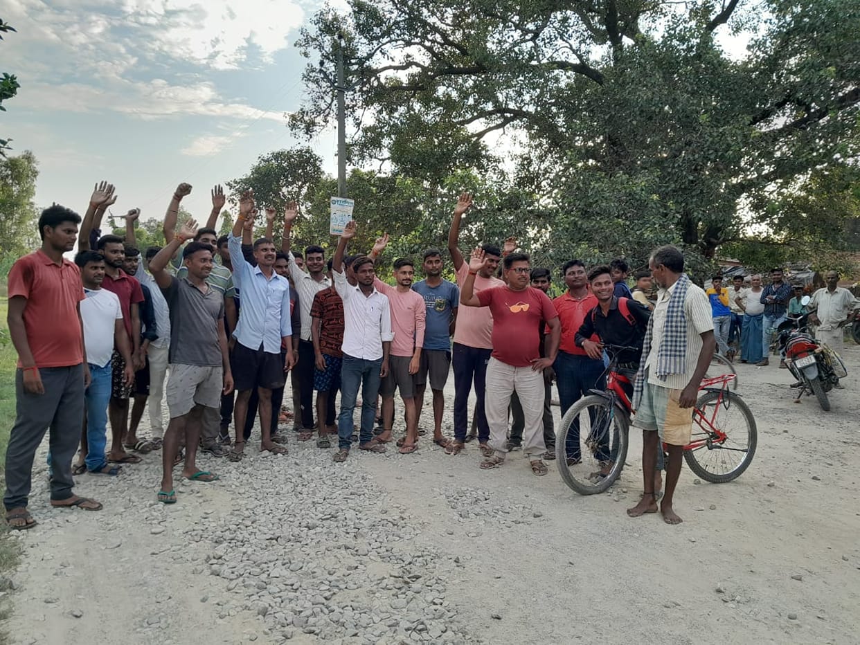 Demonstration against the contractor for incomplete road construction for one year