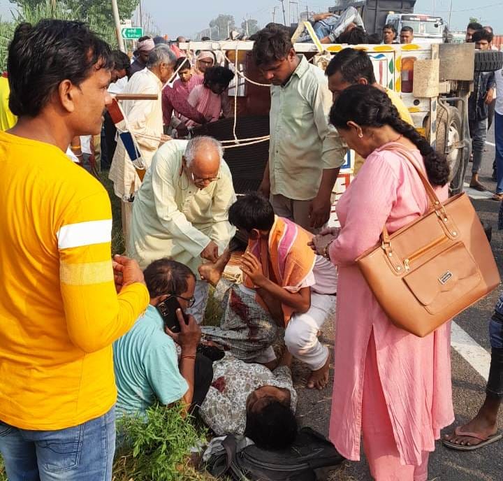 Truck hits pickup in Budhana, 13 devotees injured