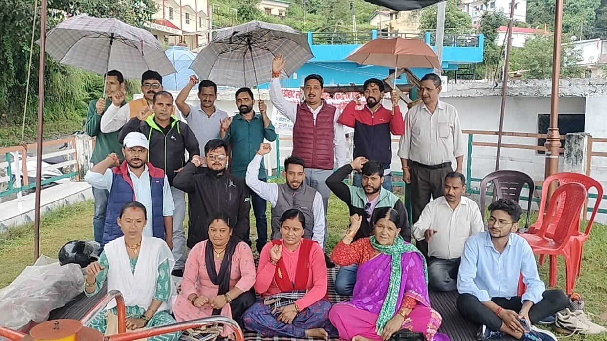 Dharna covered with an umbrella in the rain for health facilities
