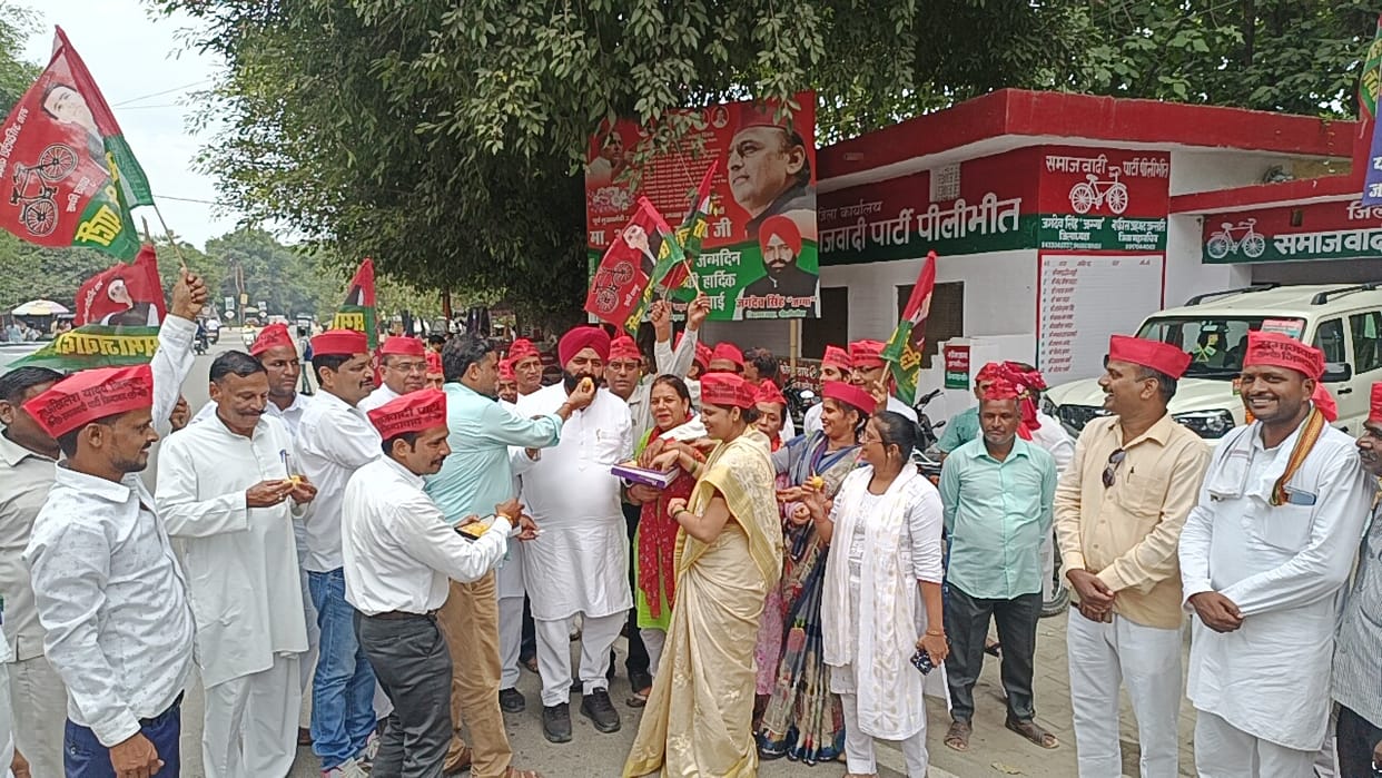 Sweets distributed on the victory of SP candidate in Ghosi by-election