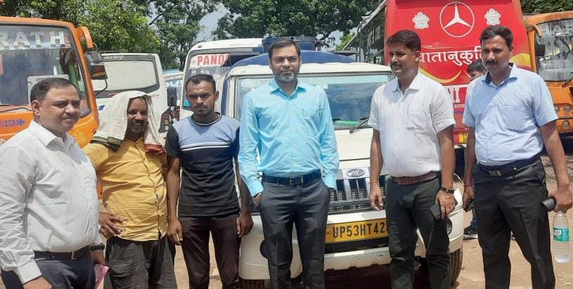 Oil filled from tanker in private buses at the stand, case on three