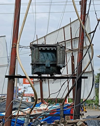 Pilibhit News: चार ट्रांसफार्मर फुंके, 400 से ज्यादा घरों की बिजली गुल Four transformers blew up, power cut to more than 400 houses