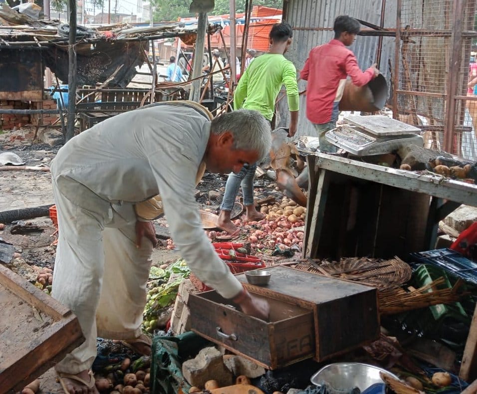 Short-circuit fire in shop, gas cylinder explodes
