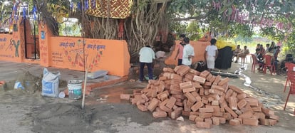 Pilibhit News: ट्रक से पीपल की डाल टूटकर देवस्थान पर गिरी, युवक घायल Peepal branch broke from the truck and fell on the temple, youth injured