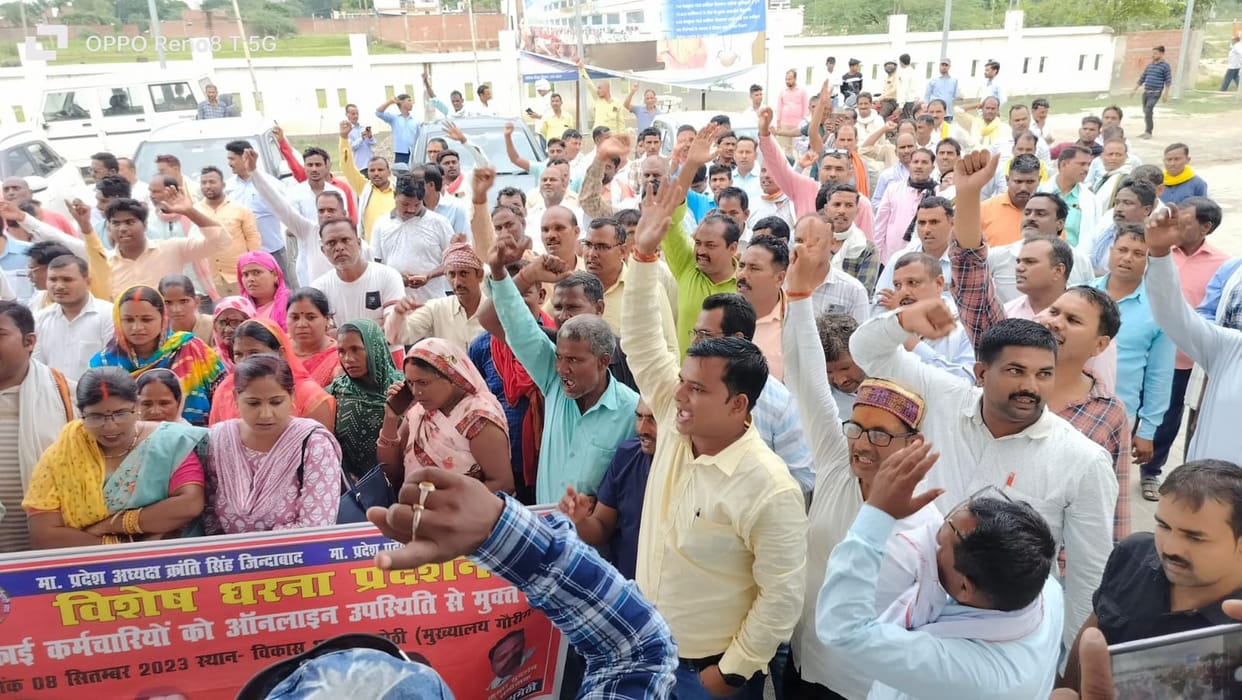 Demonstration of cleaning workers against online attendance