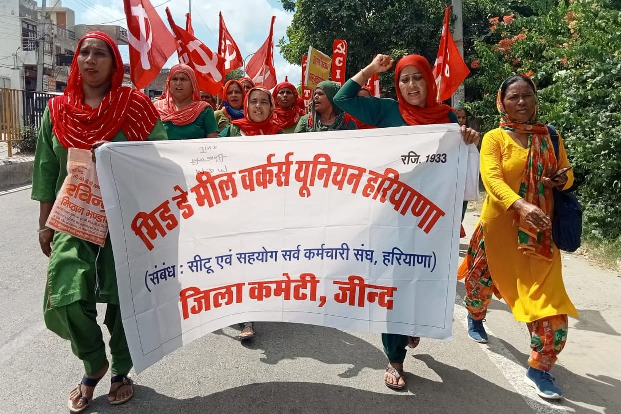 Mid-day meal workers demonstrated against not receiving honorarium
