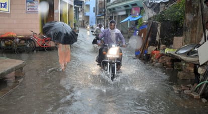 Roads filled with water due to rain, traffic became difficult