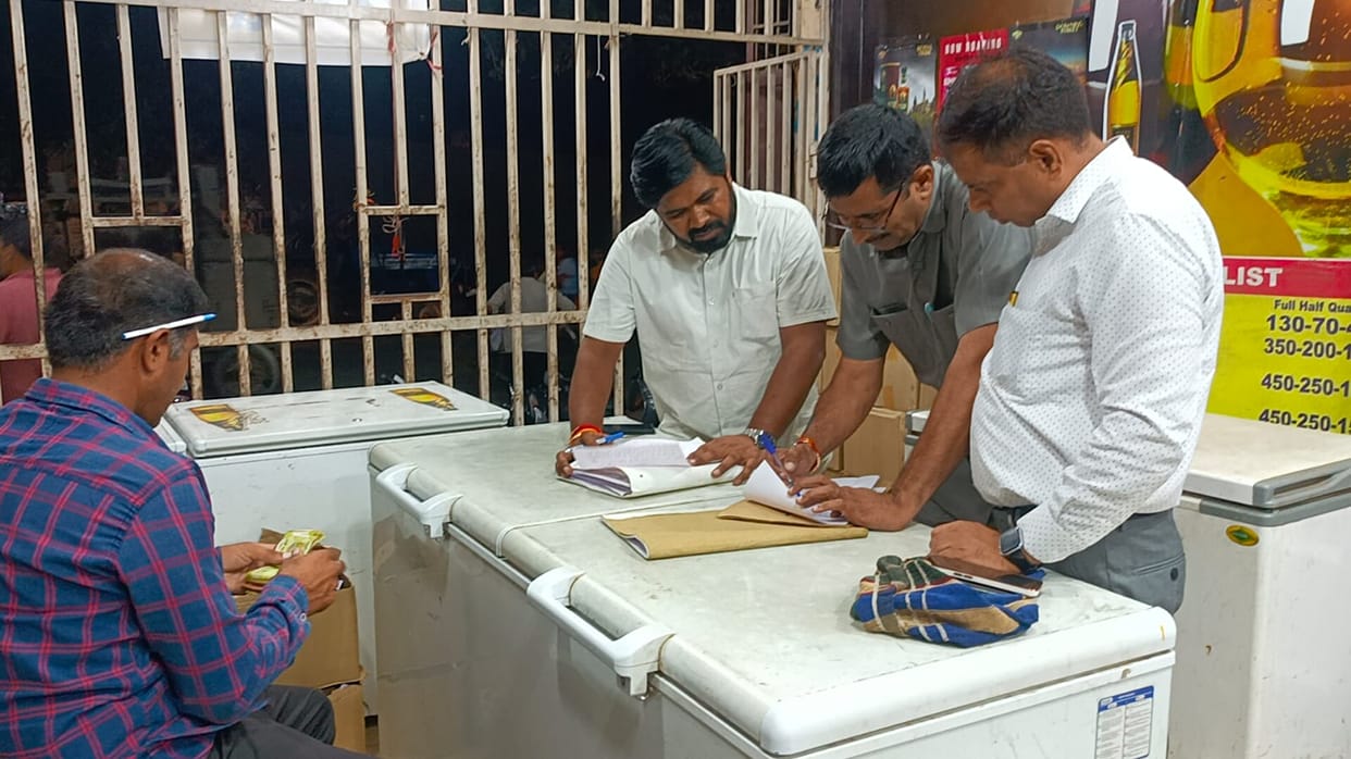 Liquor contract sealed for three days while selling liquor for Rs 50 less