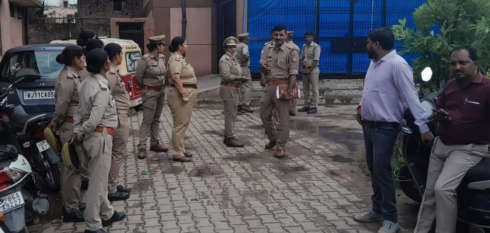 Seeing the deteriorating condition of the pregnant, the police was called