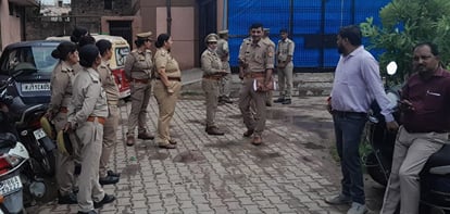 Hathras News: गर्भवती की हालत बिगड़ते देख बुलाई पुलिस, अलीगढ़ मेडिकल कॉलेज रेफर Seeing the deteriorating condition of the pregnant, the police was called