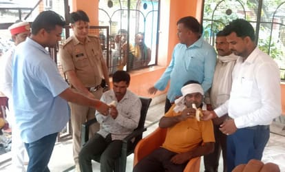 Tehsildar ended the hunger strike of linemen